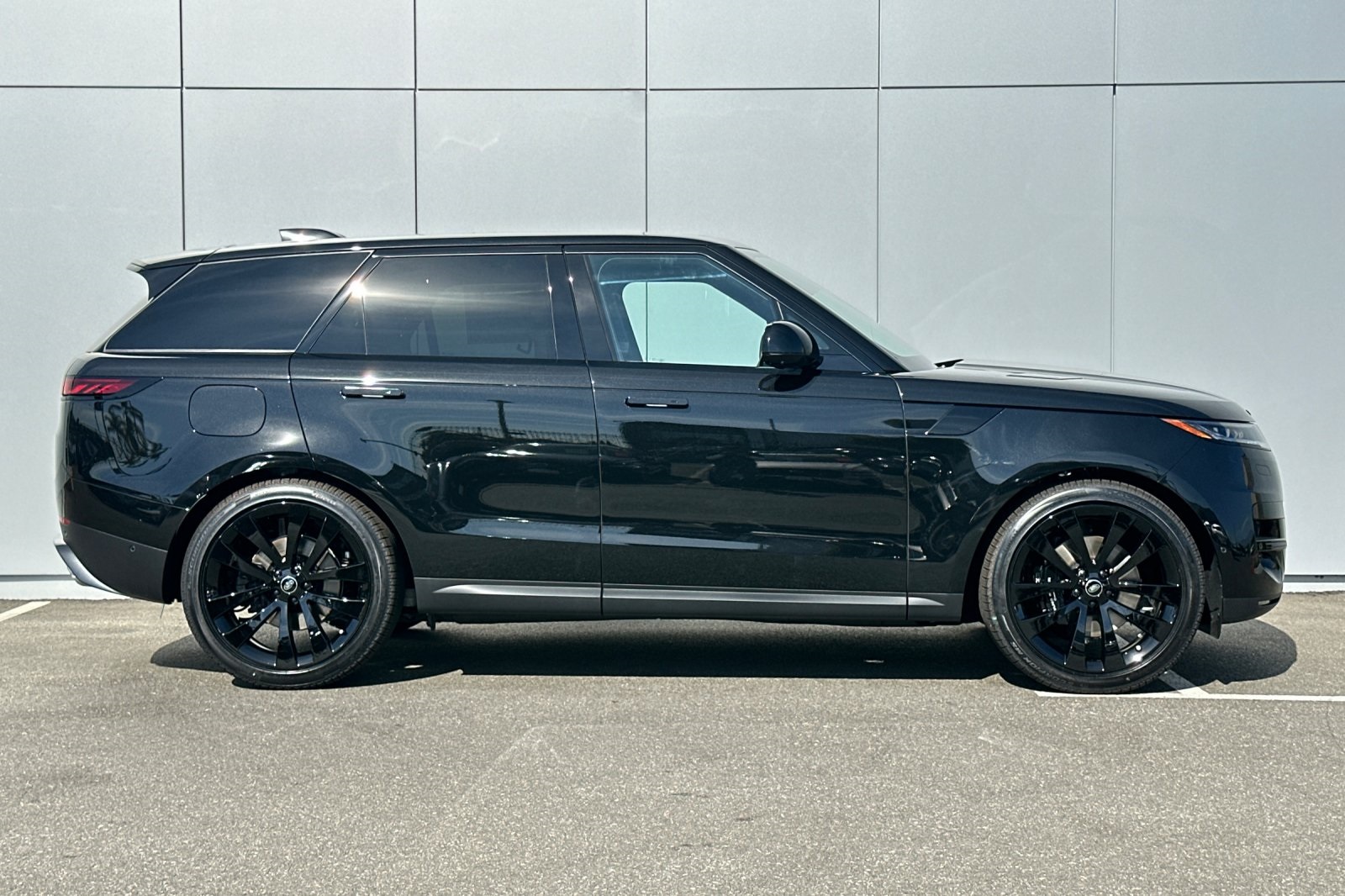 2025 Land Rover Range Rover Sport SE photo 6