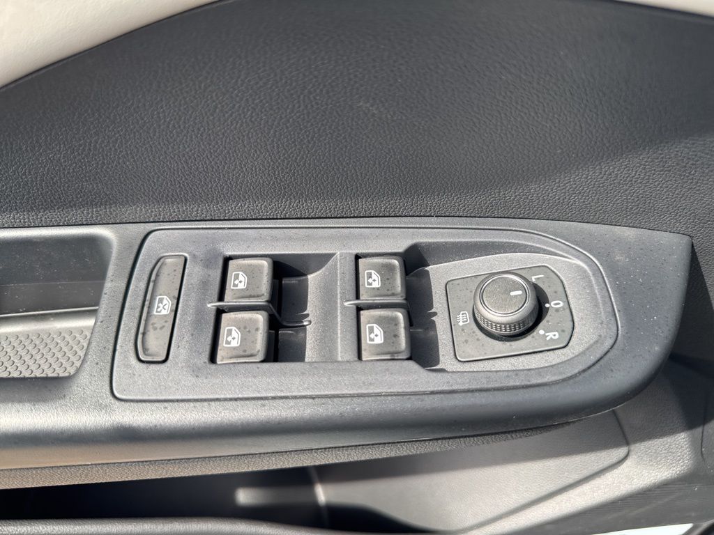 2025 Volkswagen Taos SE photo 16
