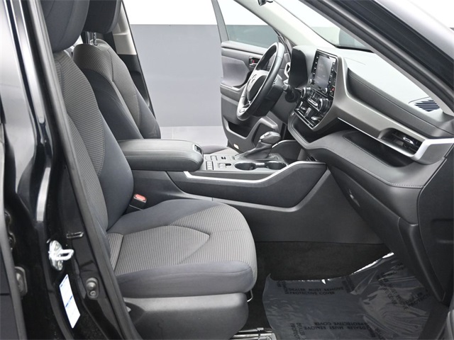 2020 Toyota Highlander LE photo 12