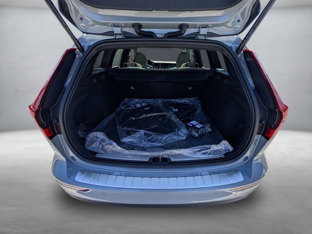 2025 Volvo V60 Cross Country B5 photo 4