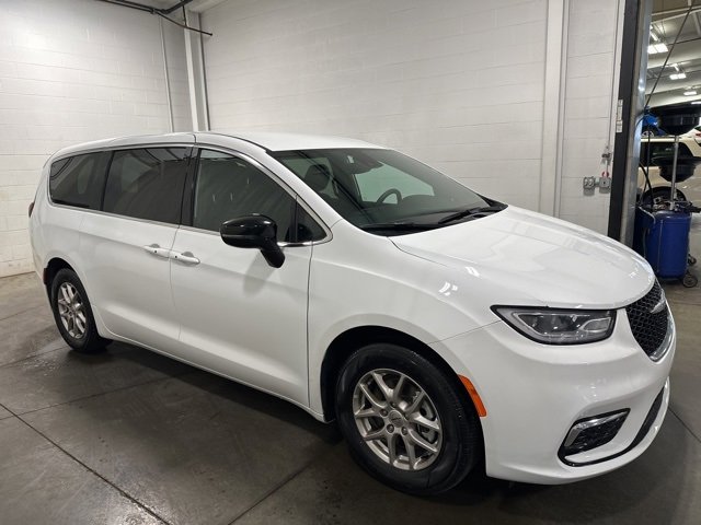 2025 Chrysler Pacifica photo 3