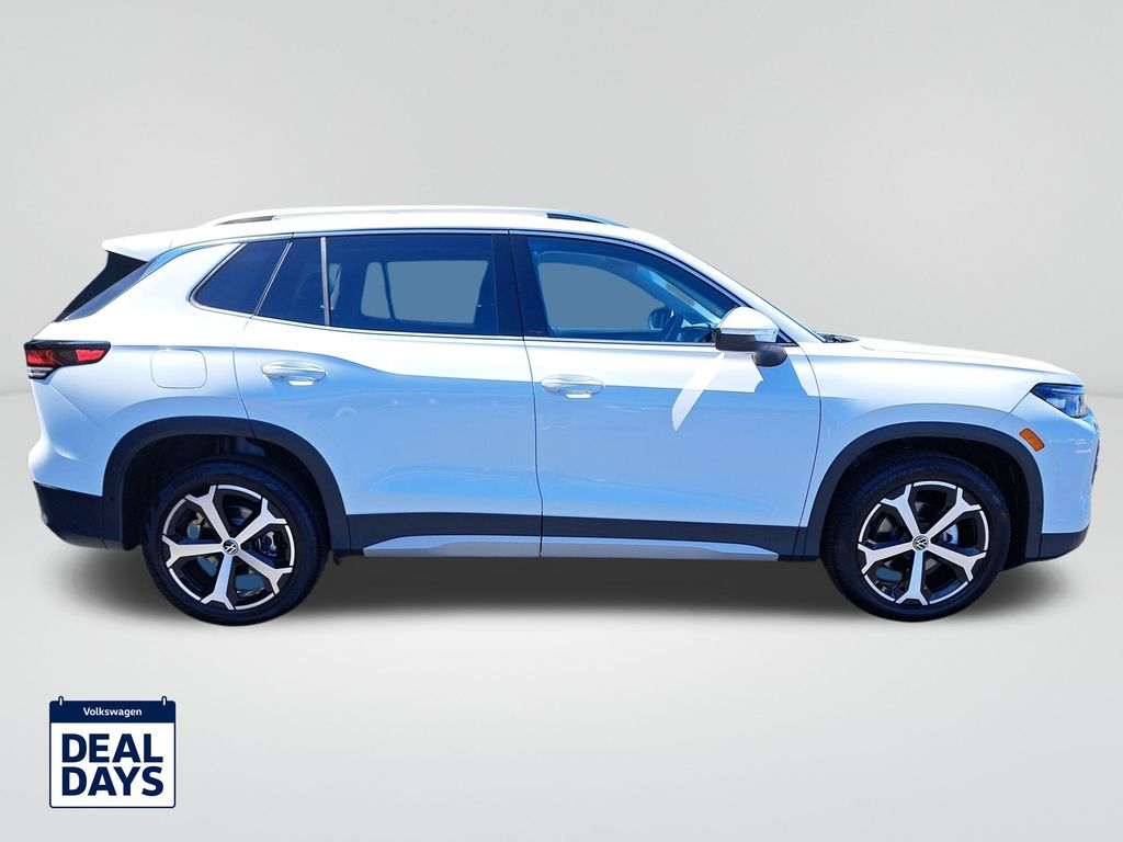 2025 Volkswagen Tiguan SE photo 3