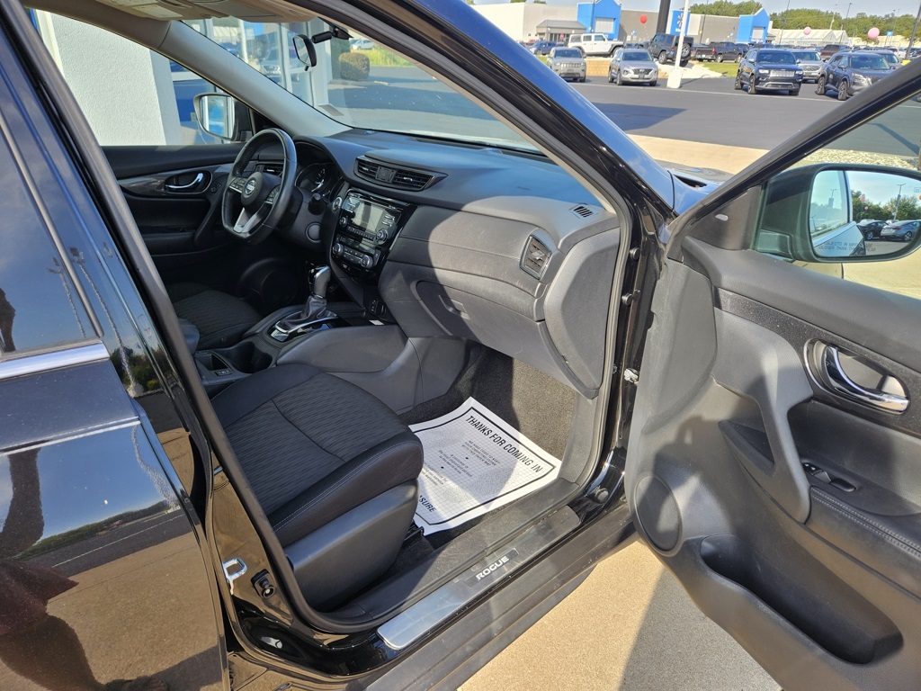2017 Nissan Rogue SV photo 15