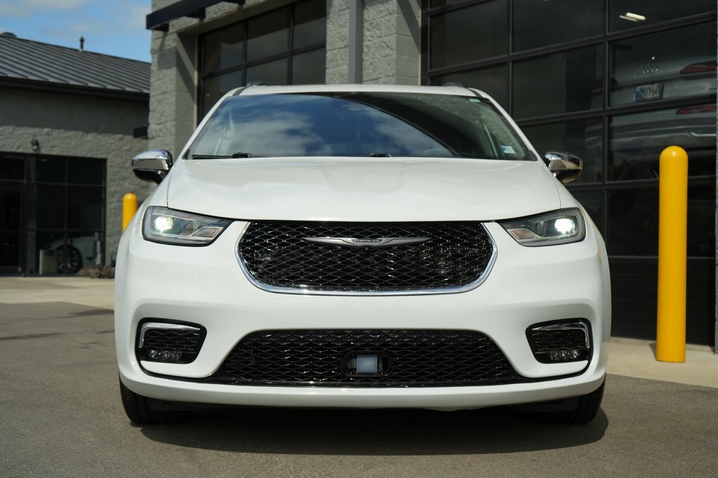 2023 Chrysler Pacifica Limited photo 2