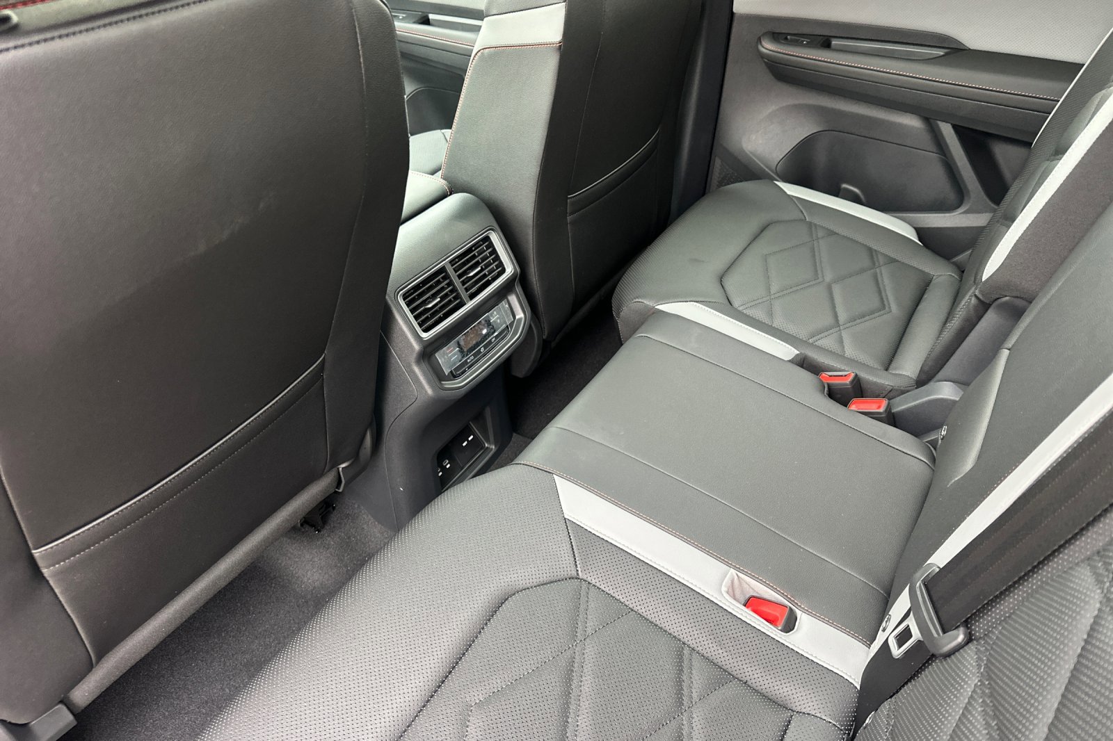 2025 Volkswagen Atlas Peak Edition SE photo 9
