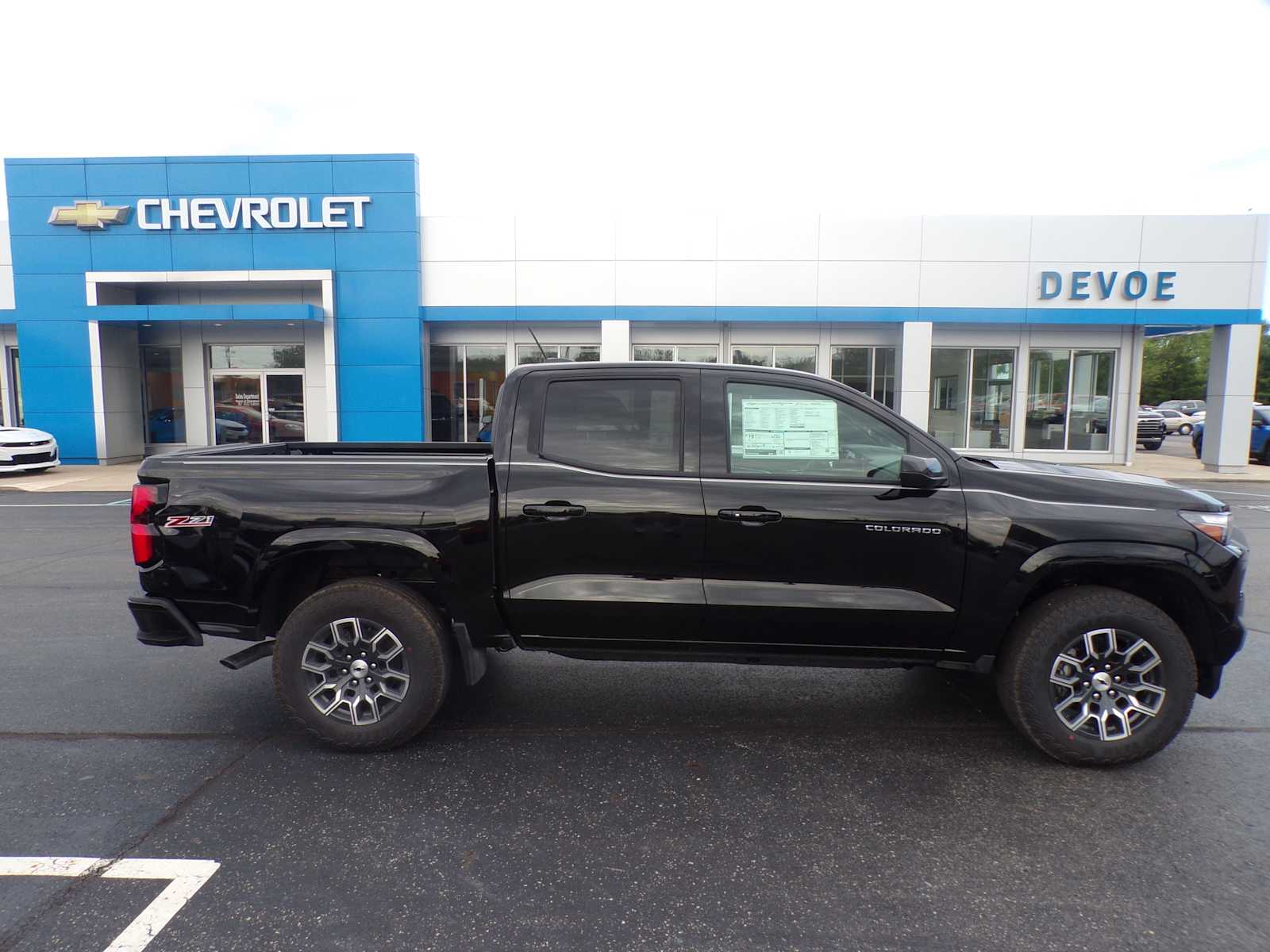 2025 Chevrolet Colorado Z71 photo 2