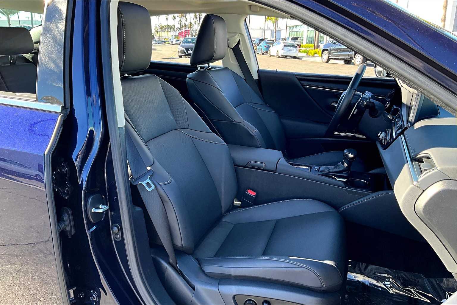2023 Lexus ES 300h photo 8
