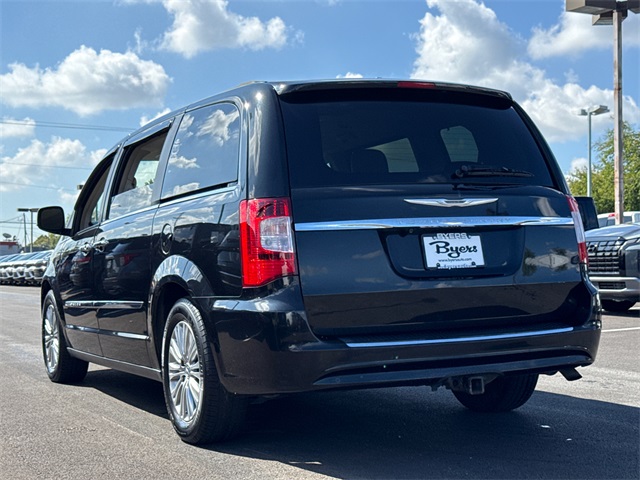 2013 Chrysler Town & Country photo 2