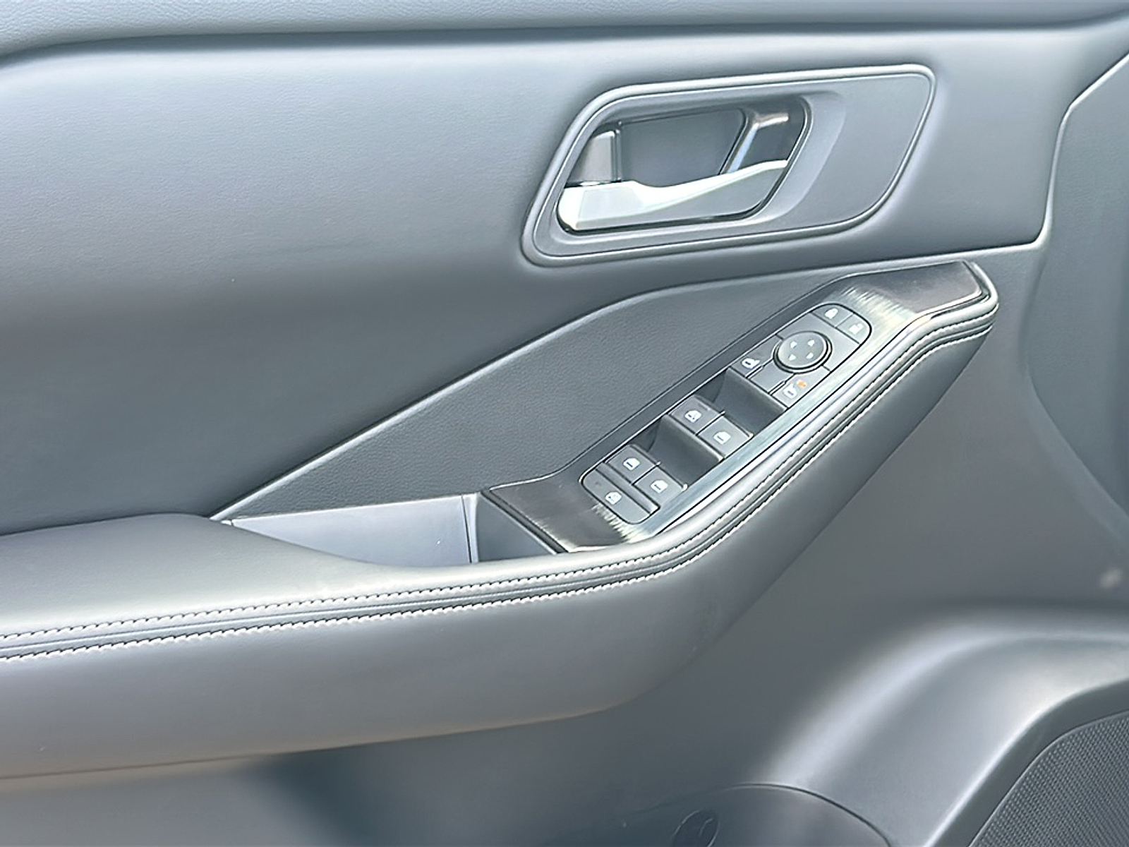 2026 Nissan Rogue SV photo 4