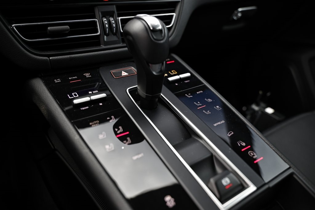 2024 Porsche Macan T photo 38