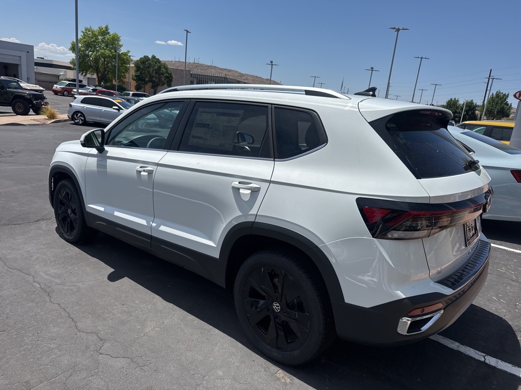 2025 Volkswagen Taos SE photo 3