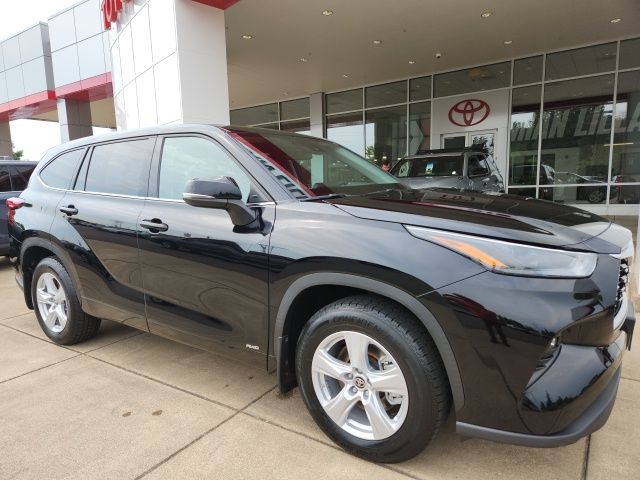 2022 Toyota Highlander Hybrid LE photo 2