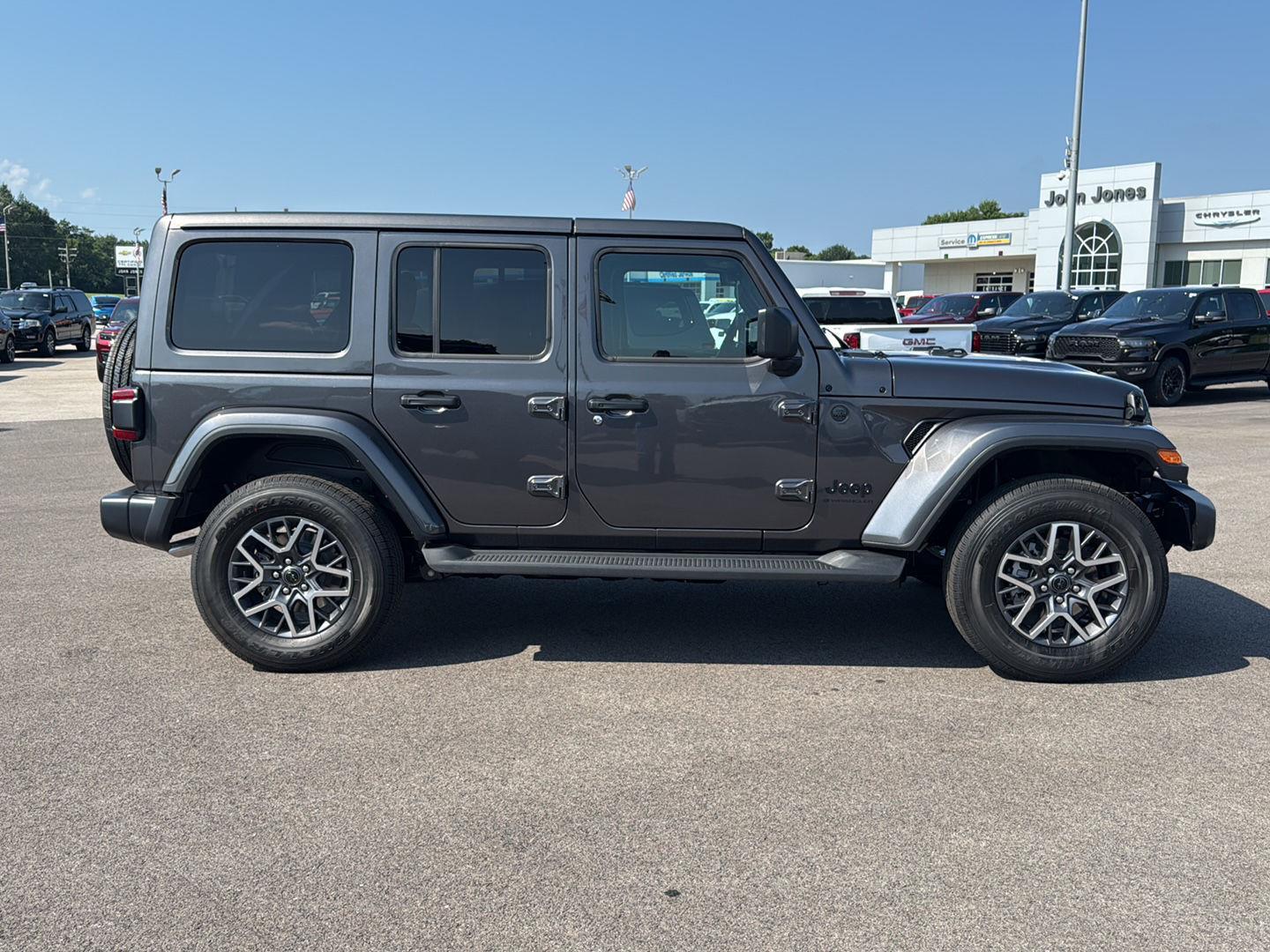 2025 Jeep Wrangler Sahara photo 4