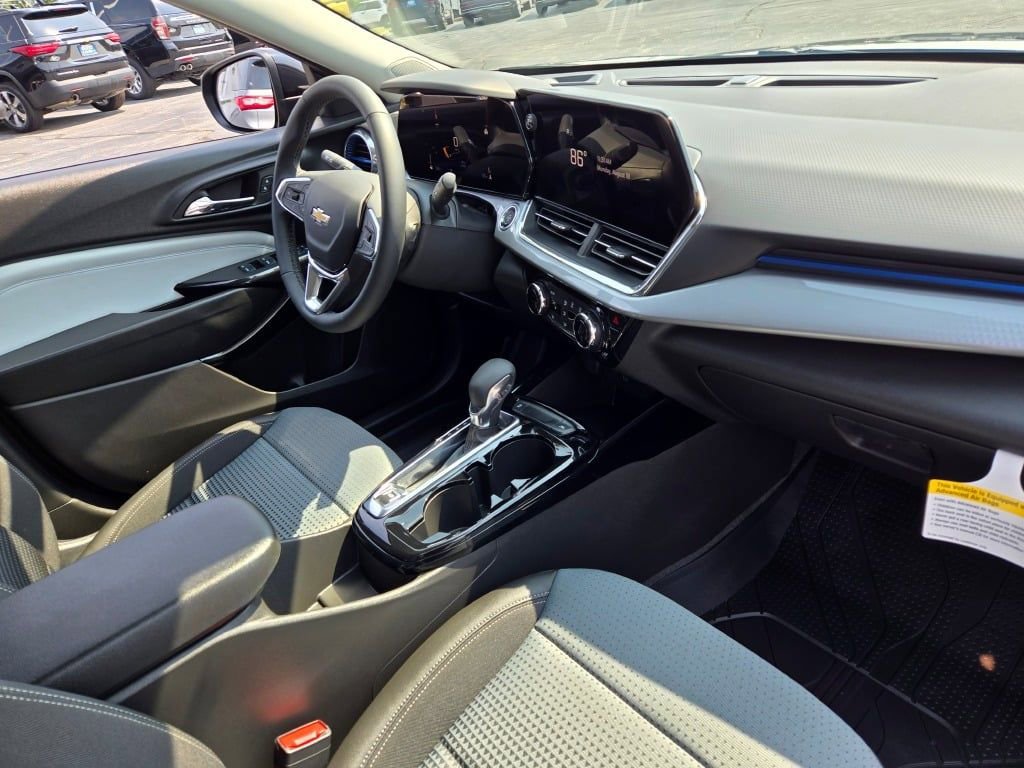 2025 Chevrolet Trax LT photo 2