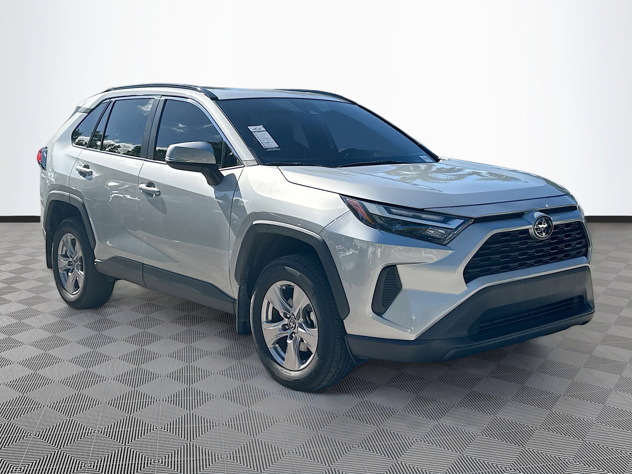 2024 Toyota RAV4 XLE's photo