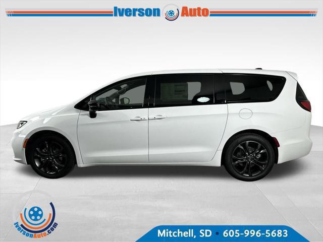 2026 Chrysler Pacifica photo 3