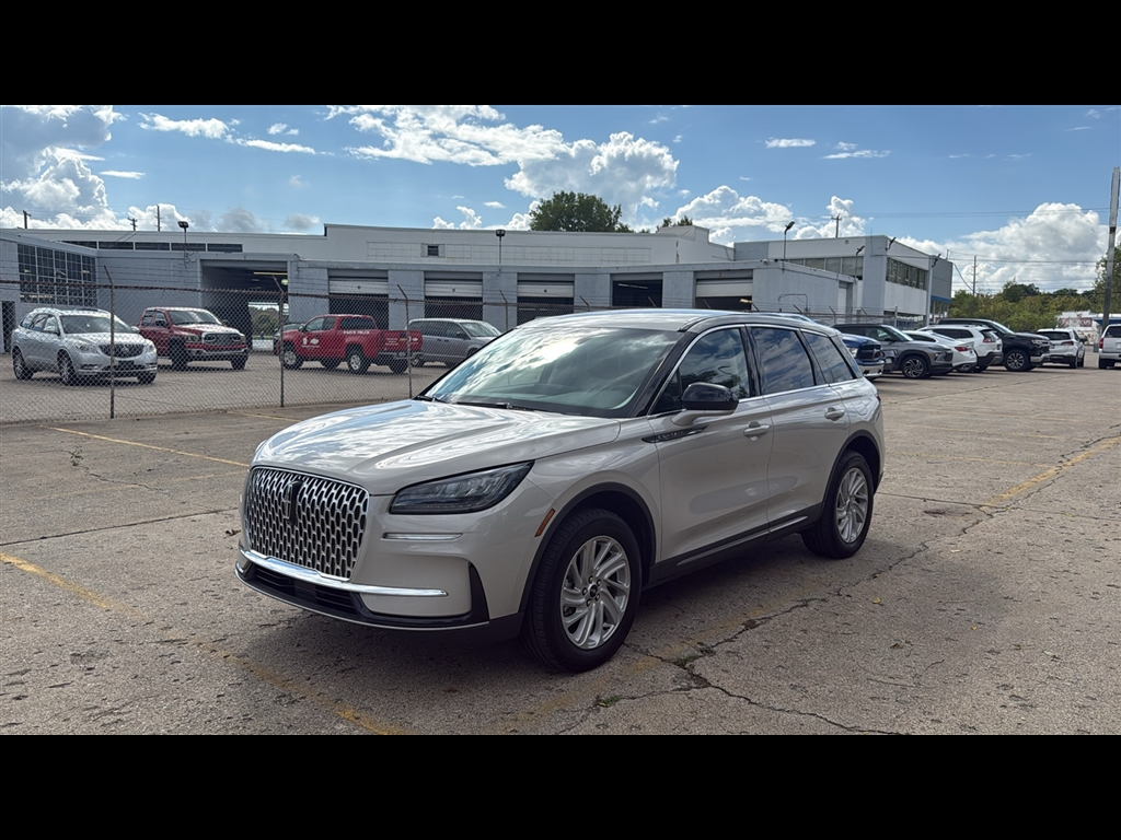 2023 Lincoln Corsair Standard photo 2