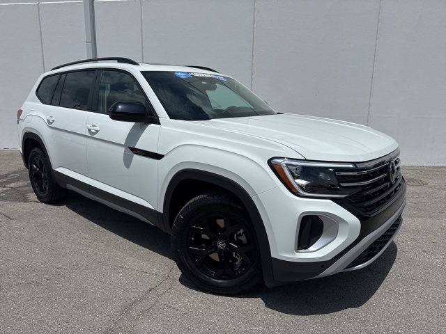 2025 Volkswagen Atlas Peak Edition SE photo 2