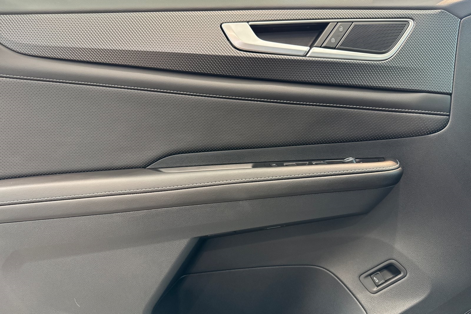 2025 Volkswagen Atlas Cross Sport SEL R-Line photo 7