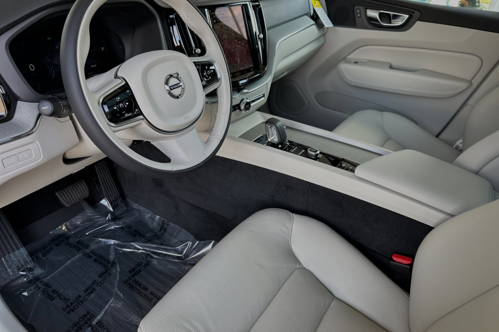 2025 Volvo XC60 Plus photo 7
