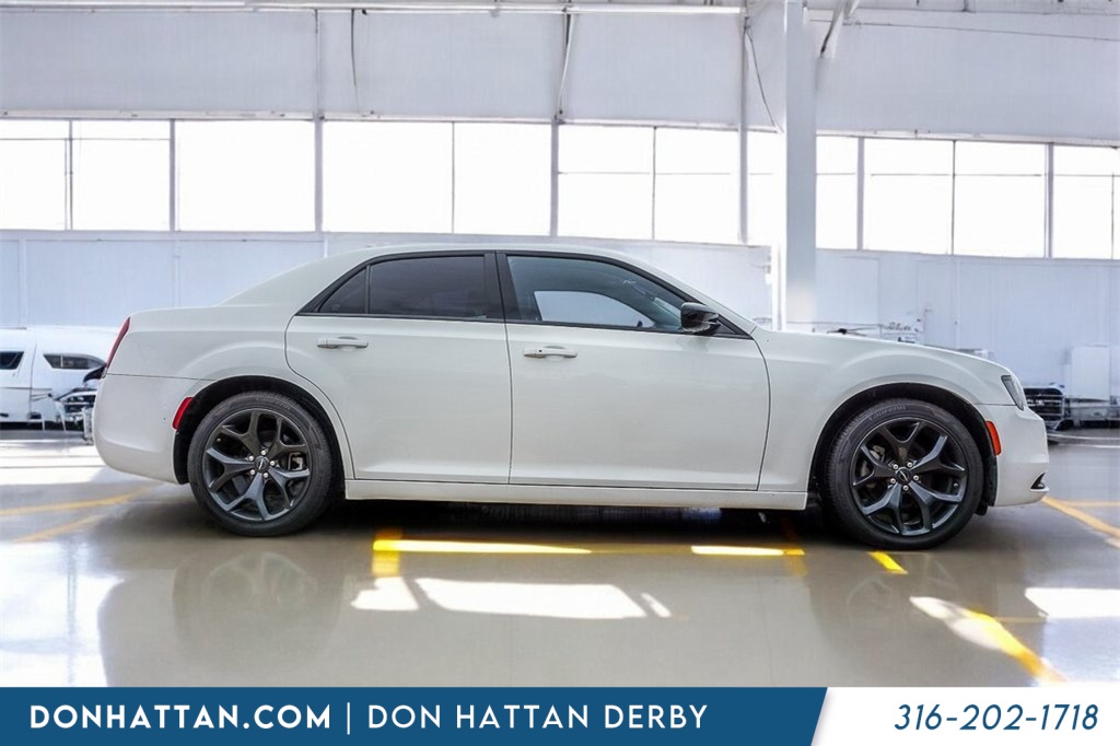 2023 Chrysler 300 Touring photo 12