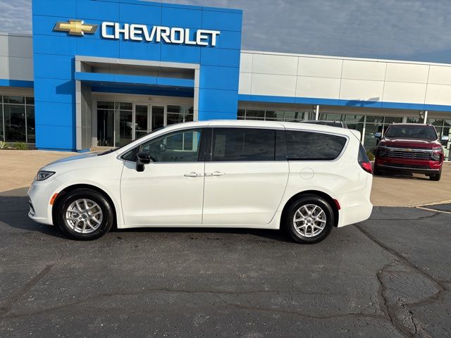 2024 Chrysler Pacifica Touring L photo 3