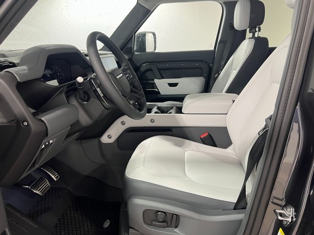 2025 Land Rover Defender 110 V8 photo 11