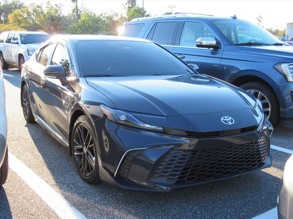 2025 Toyota Camry SE's photo