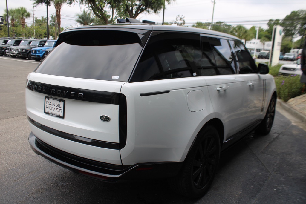 2023 Land Rover Range Rover SE photo 8