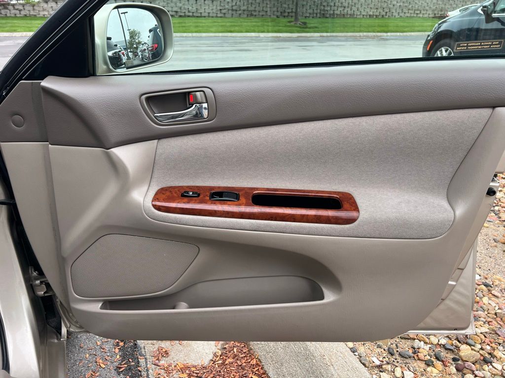 2004 Toyota Camry LE photo 24