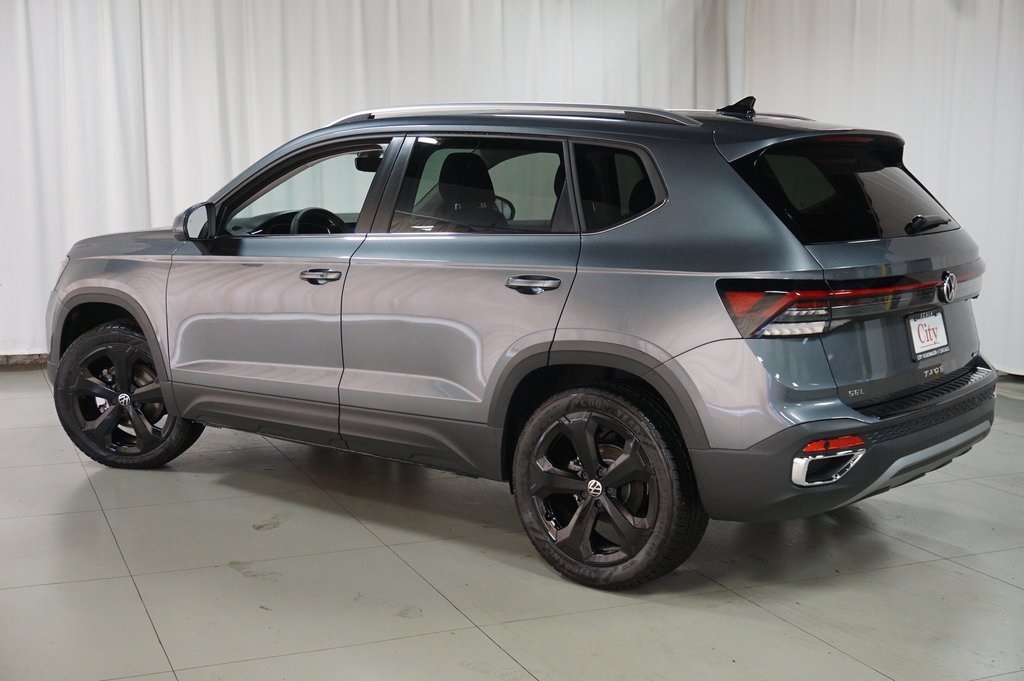 2025 Volkswagen Taos SEL photo 6