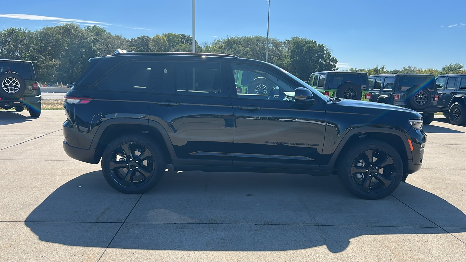 2023 Jeep Grand Cherokee Limited photo 2