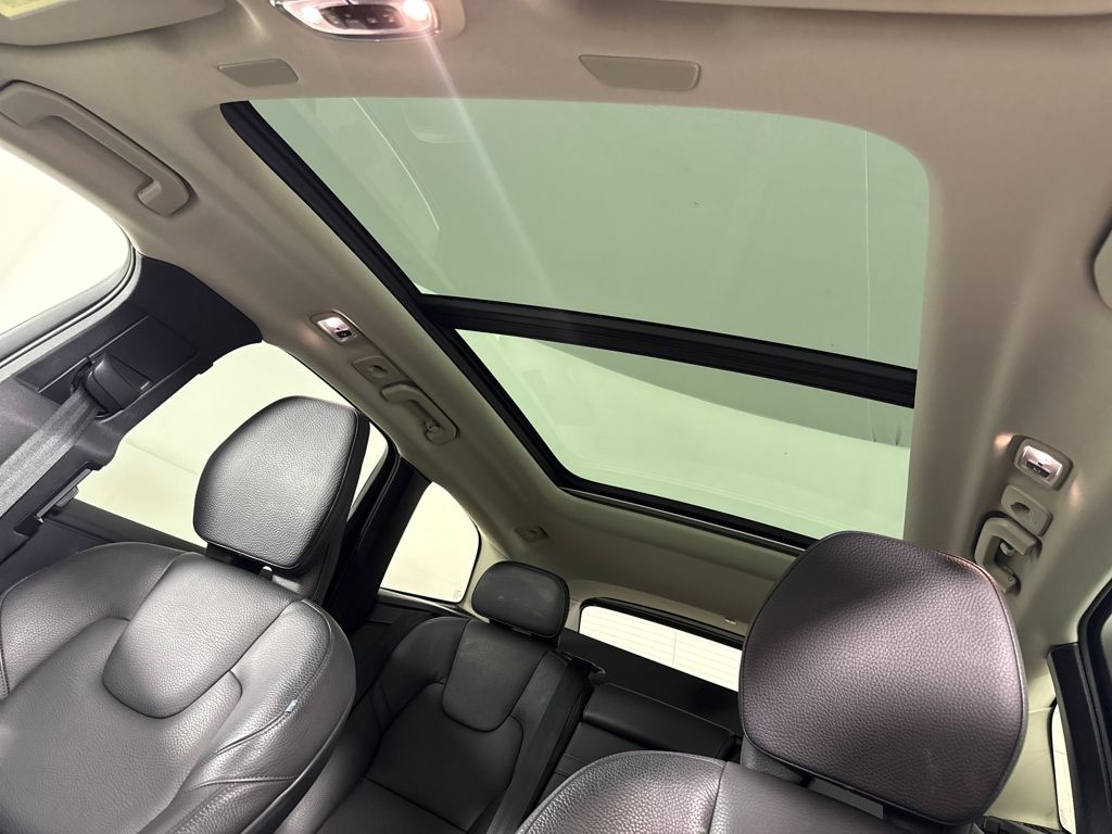 2021 Volvo XC60 T5 Momentum photo 17