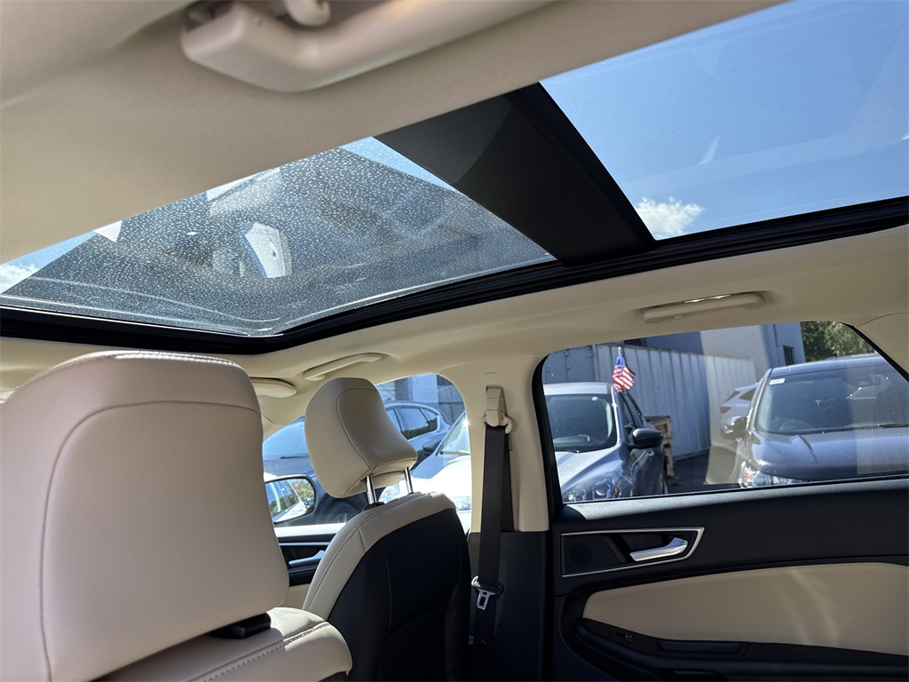 2022 Ford Edge SEL photo 25