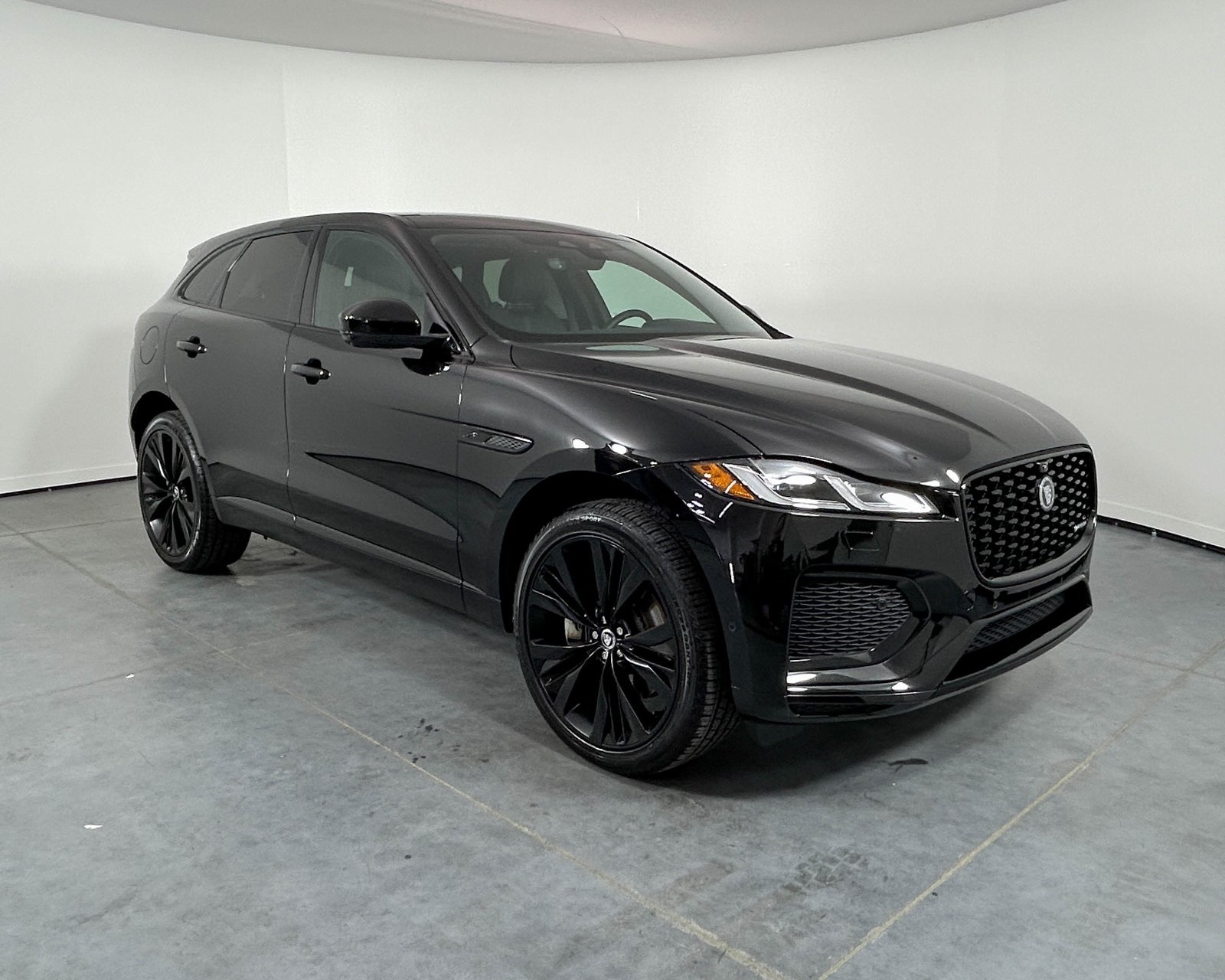 2025 Jaguar F-PACE P400 R-Dynamic S photo 3