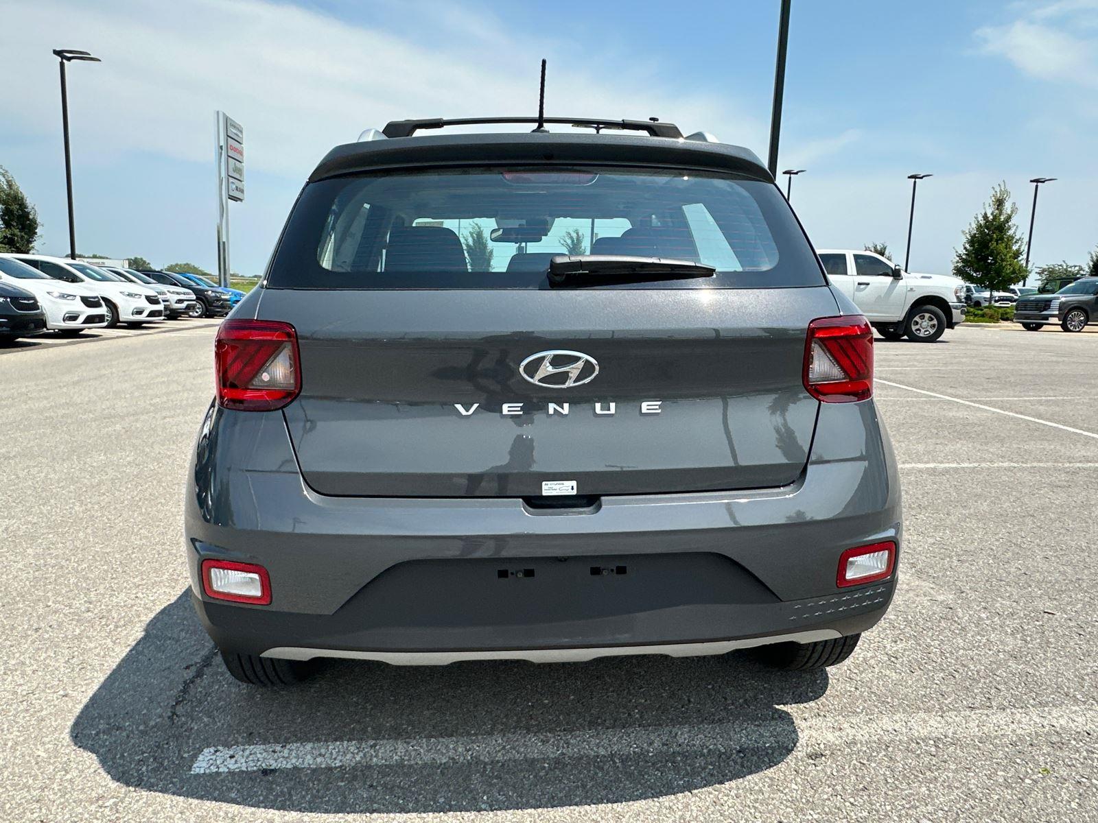 2025 Hyundai Venue SEL photo 3