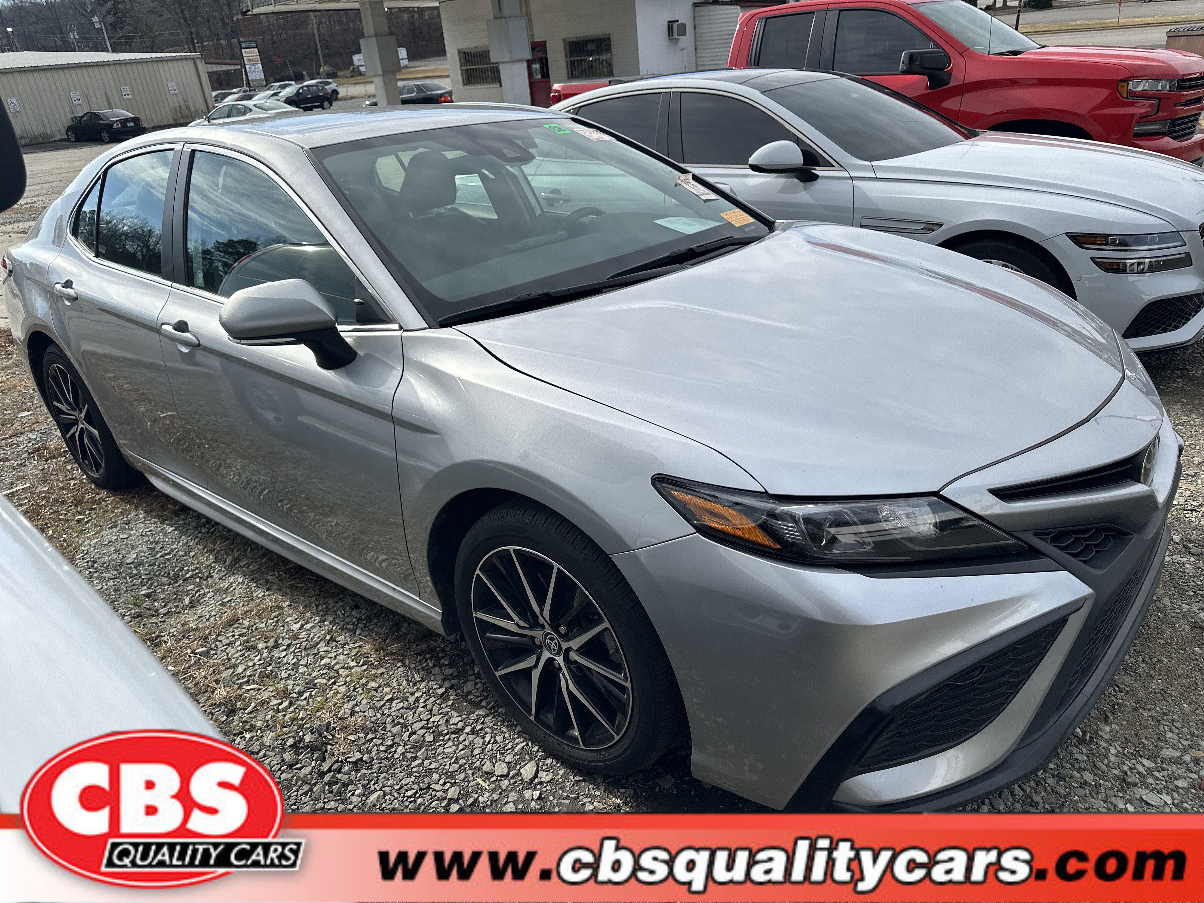 2024 Toyota Camry SE's photo