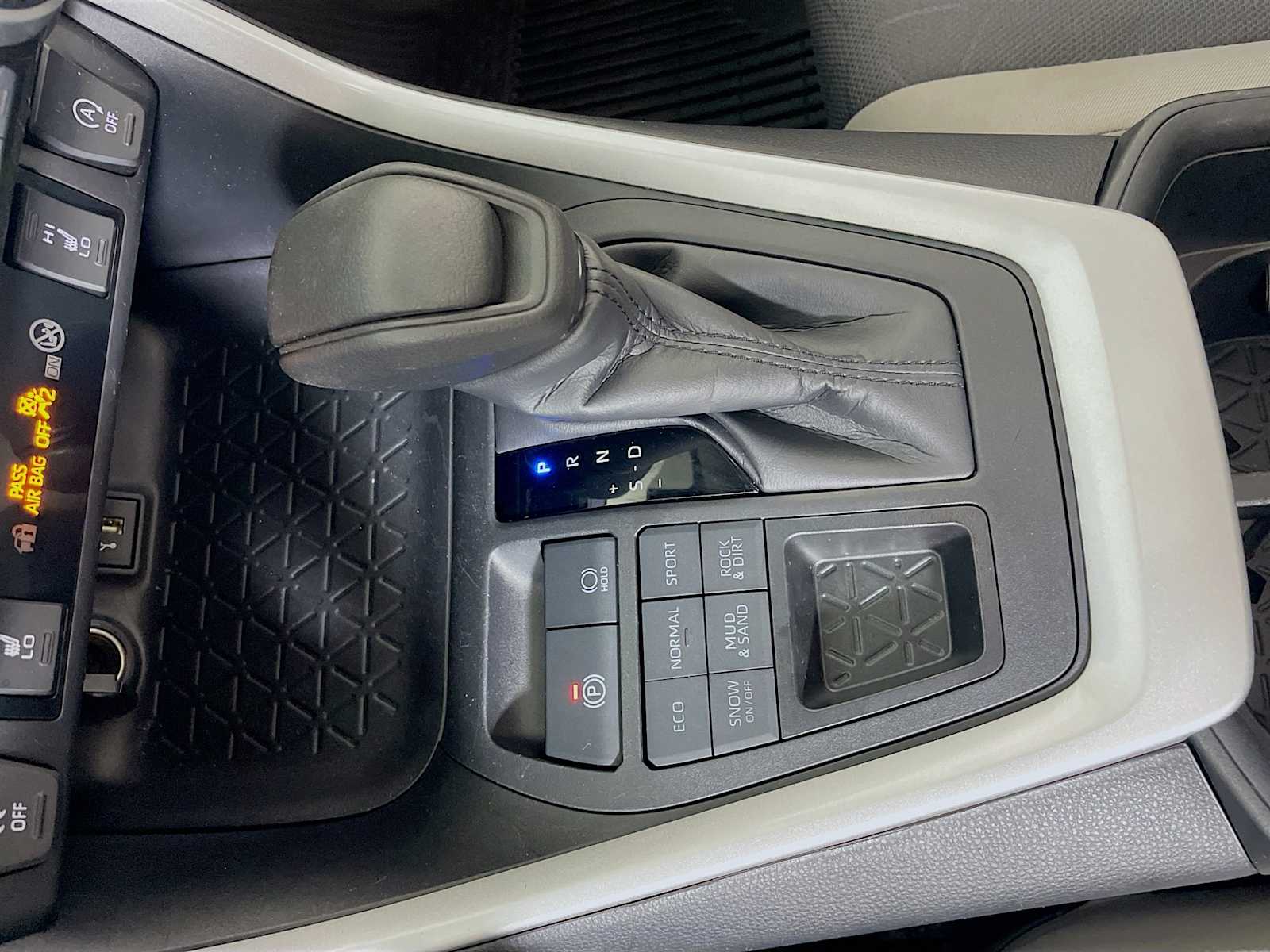 2024 Toyota RAV4 XLE photo 14