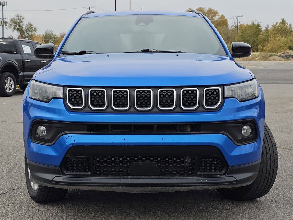 2023 Jeep Compass Latitude Lux photo 3