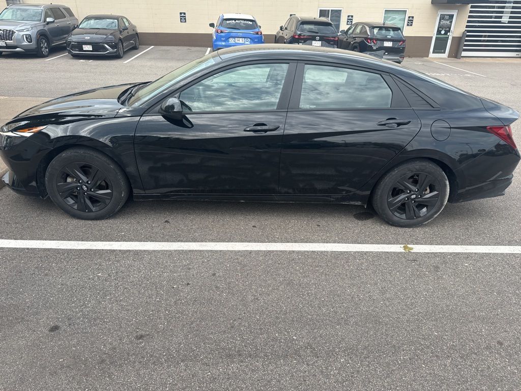 2023 Hyundai Elantra SEL photo 2