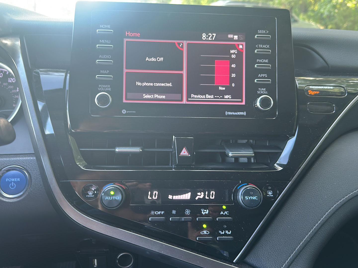 2021 Toyota Camry Hybrid LE photo 4