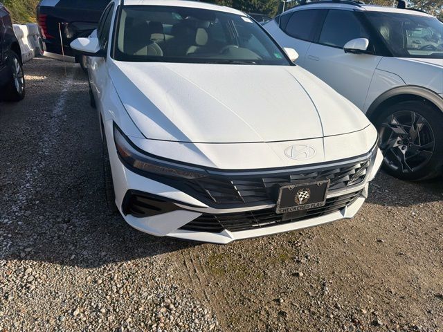 2024 Hyundai Elantra SEL photo 2