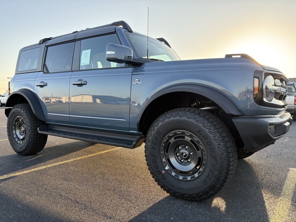 2025 Ford Bronco Outer Banks photo 3