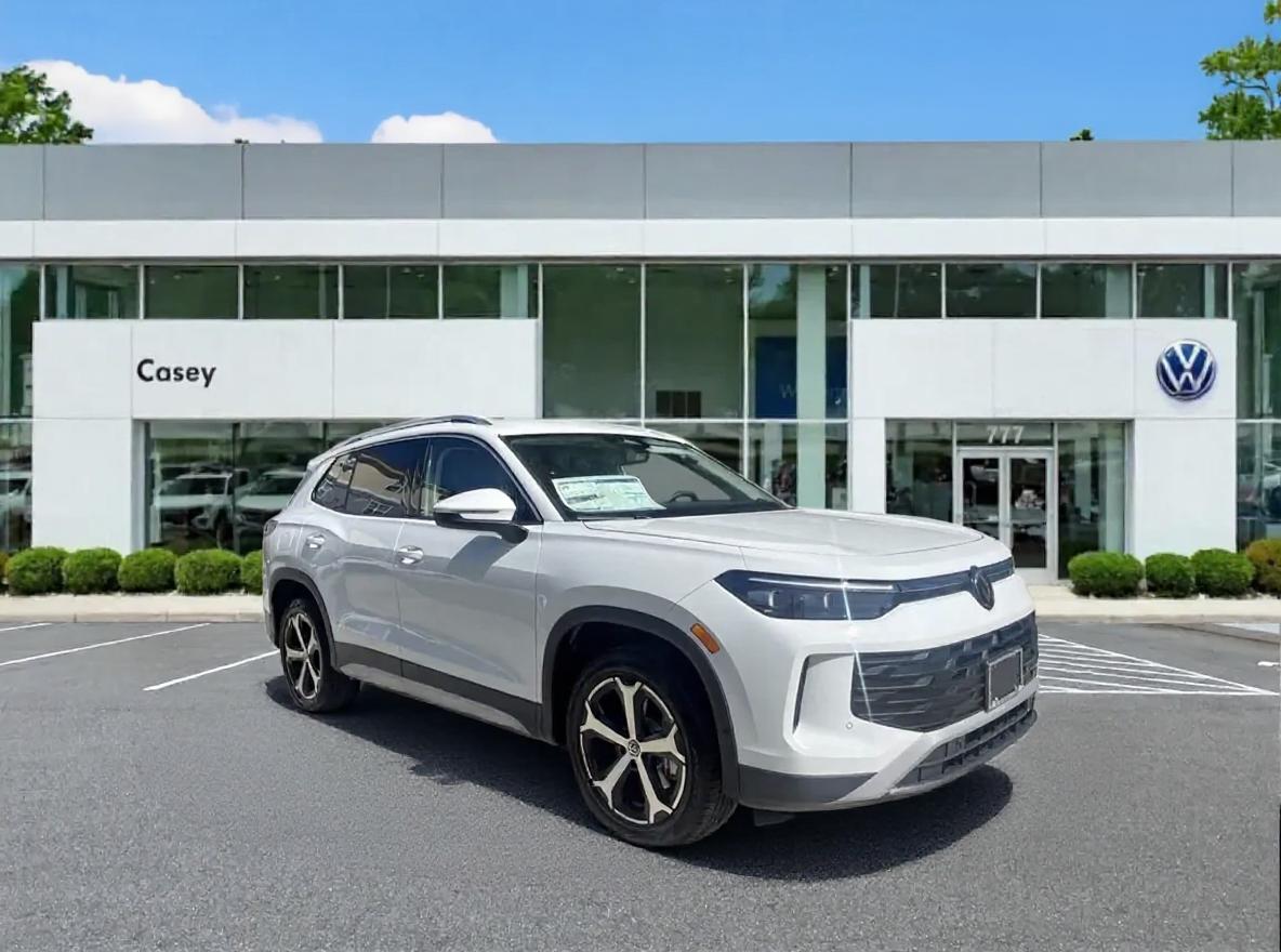2025 Volkswagen Tiguan SE's photo