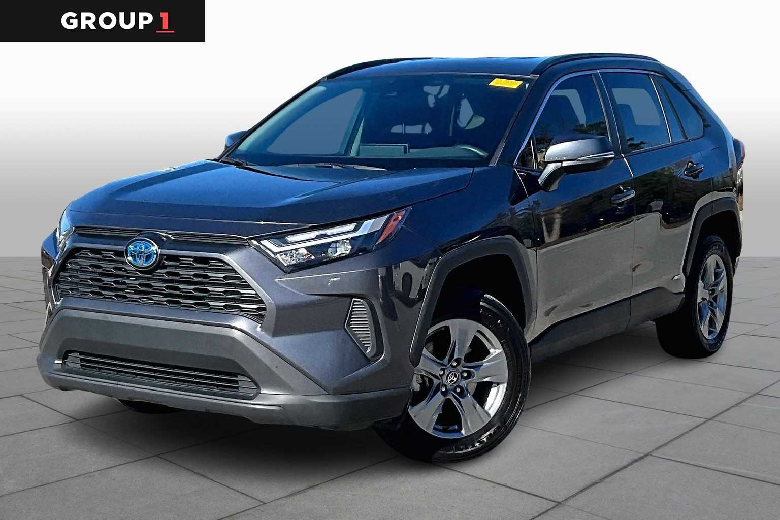 2024 Toyota RAV4 XLE's photo