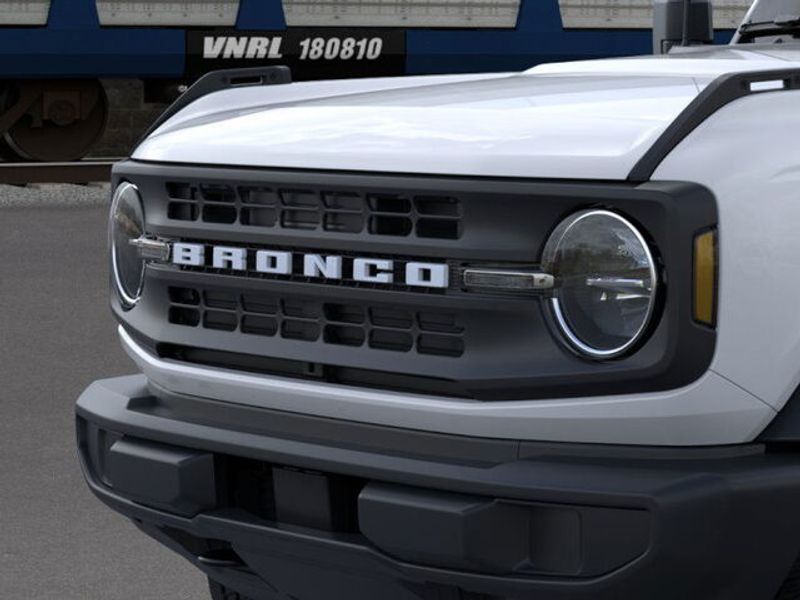 2025 Ford Bronco Base photo 19
