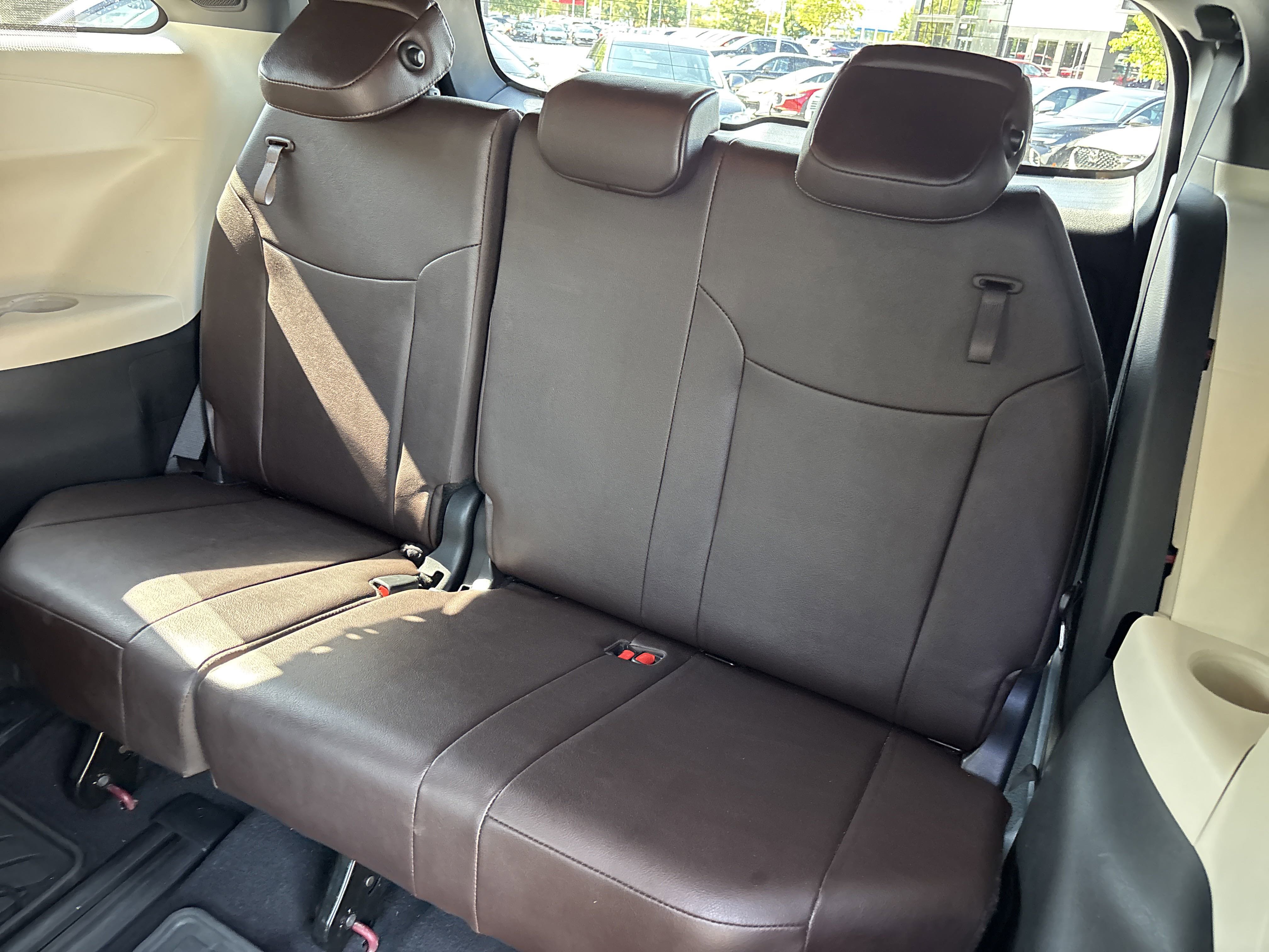 2023 Toyota Sienna Platinum Hybrid photo 2