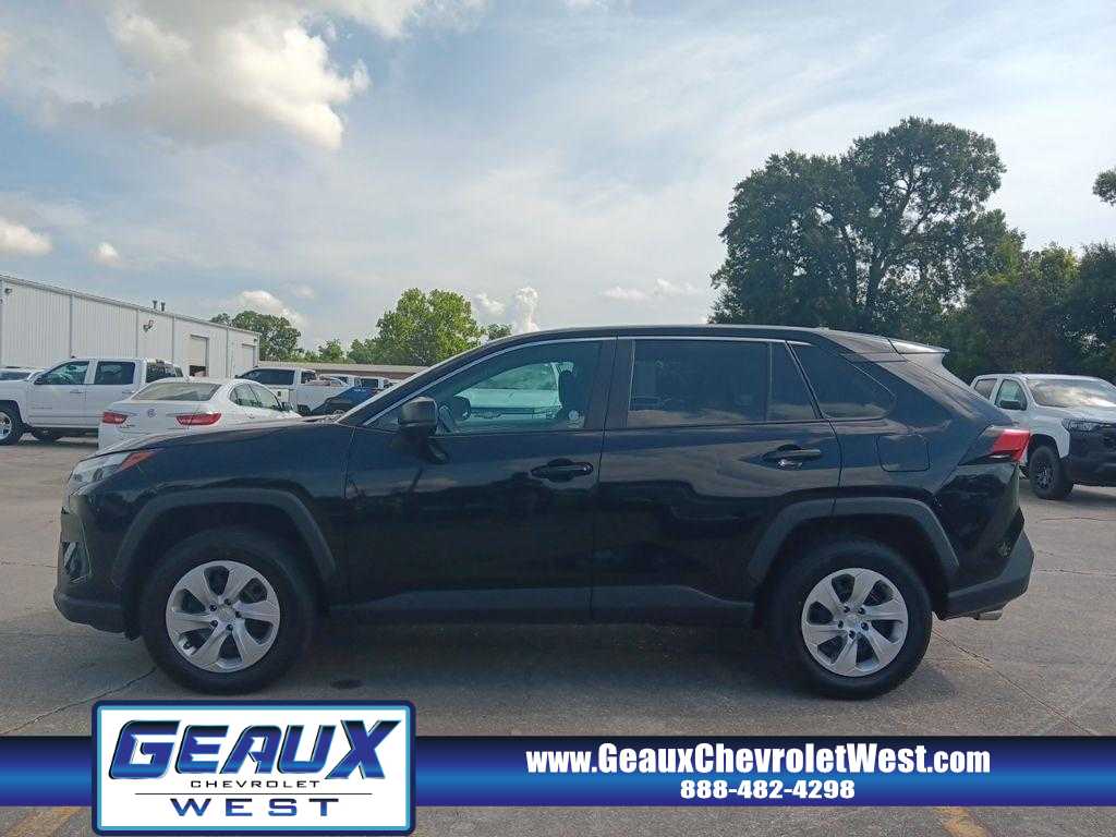 2023 Toyota RAV4 LE photo 3