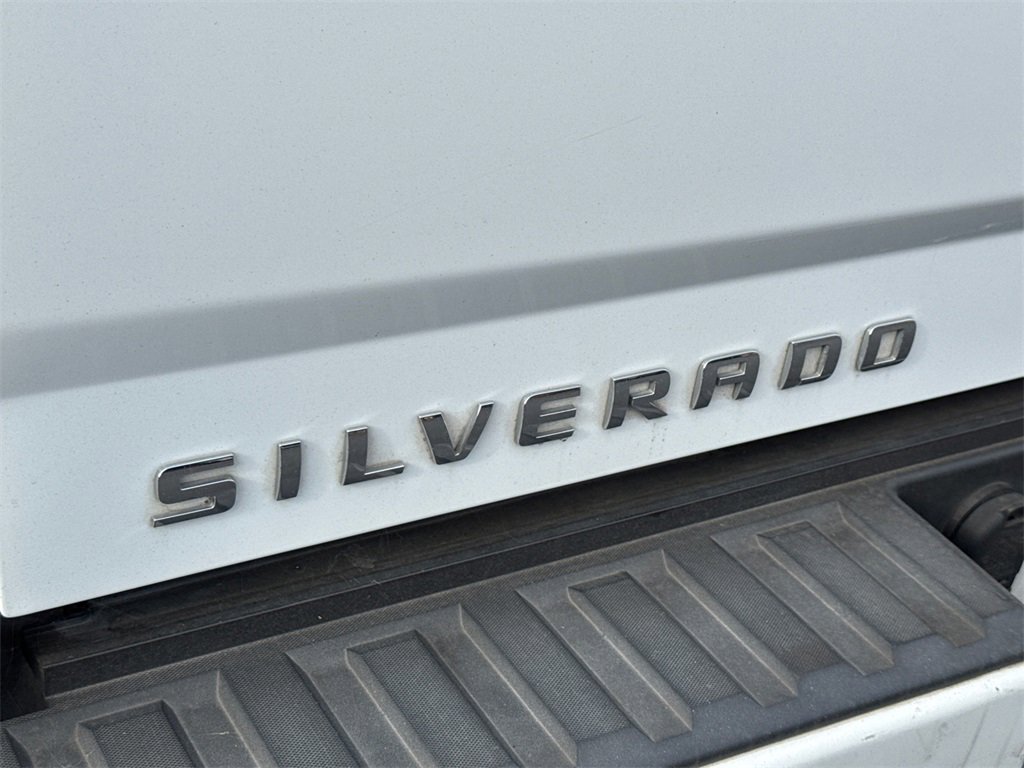 2017 Chevrolet Silverado 1500 Custom photo 2