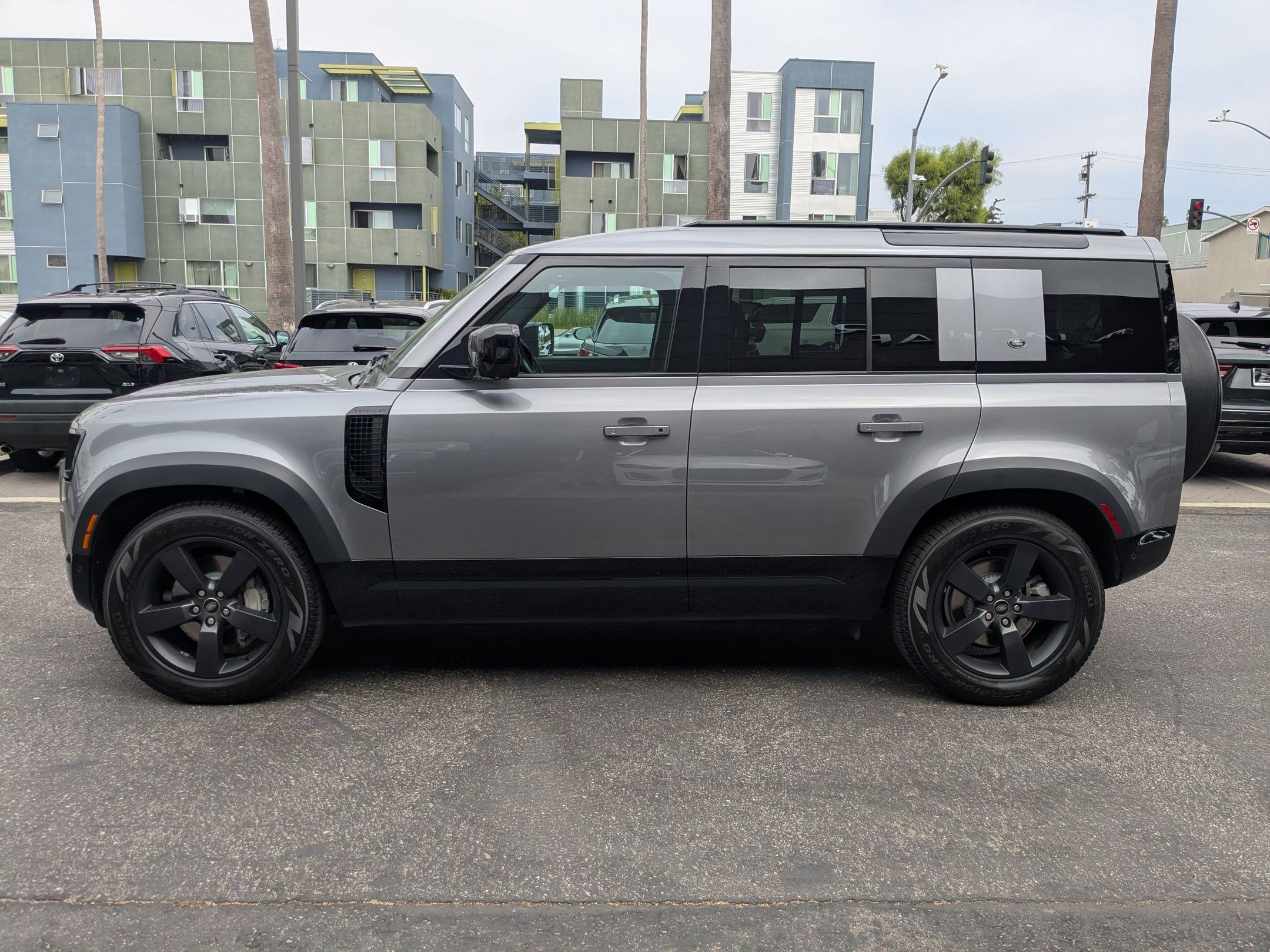 2022 Land Rover Defender X-Dynamic HSE photo 9